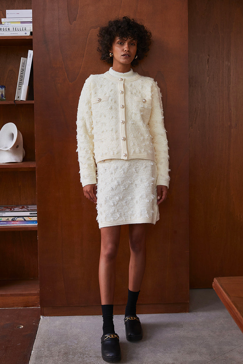VESTE EN MAILLE ET PLUMETIS