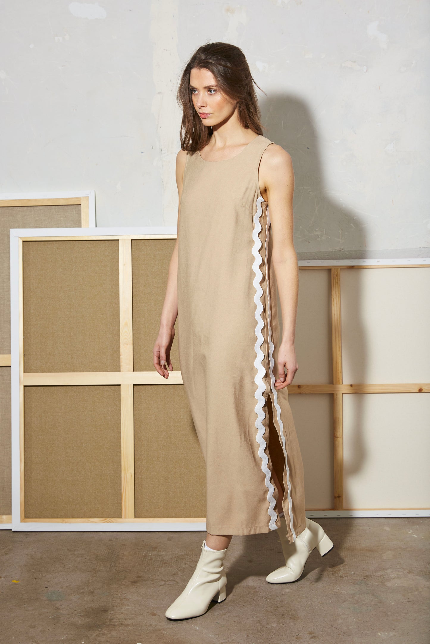 ROBE LONGUE À LISERÉ ONDULÉ