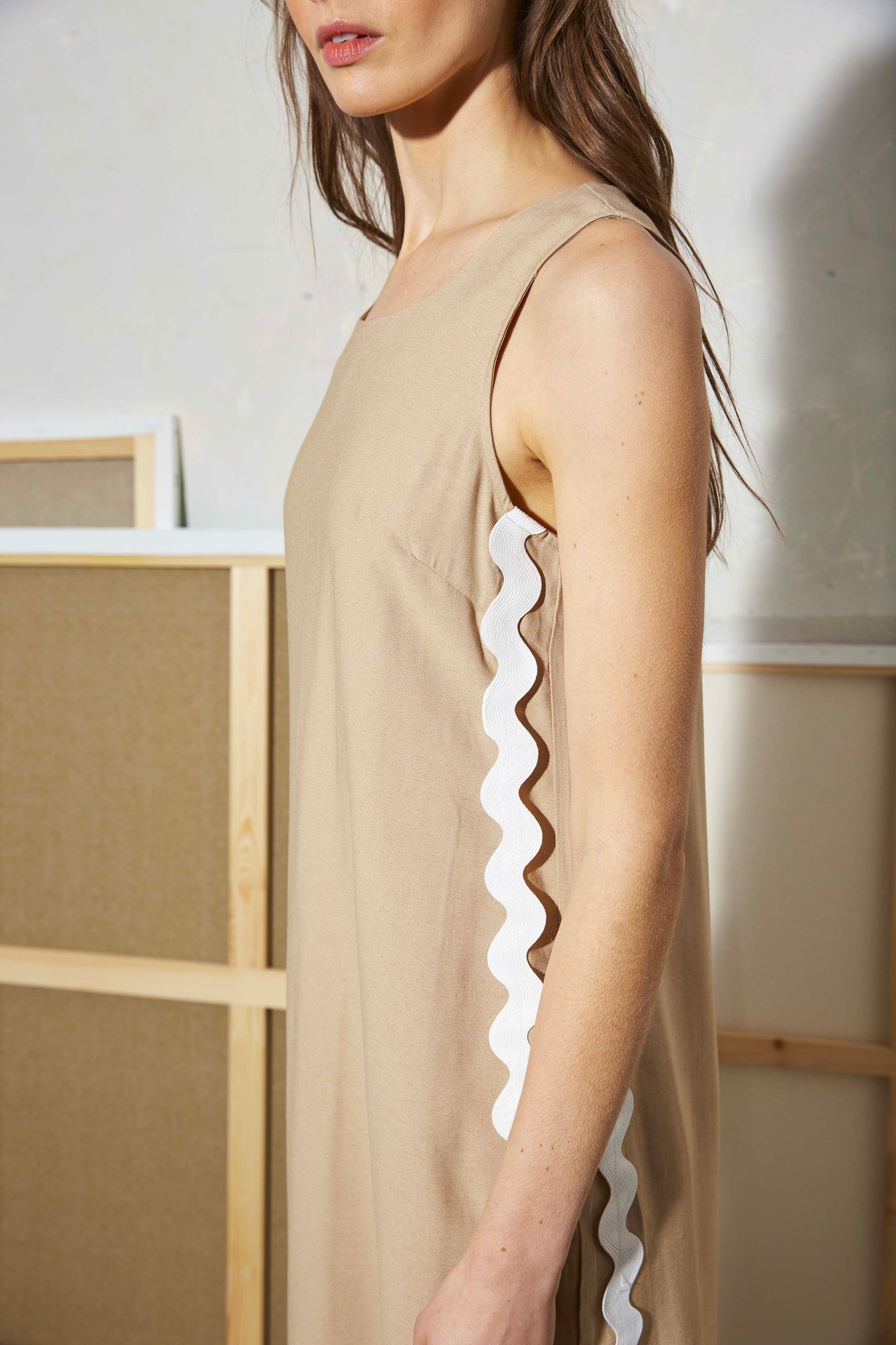 ROBE LONGUE À LISERÉ ONDULÉ