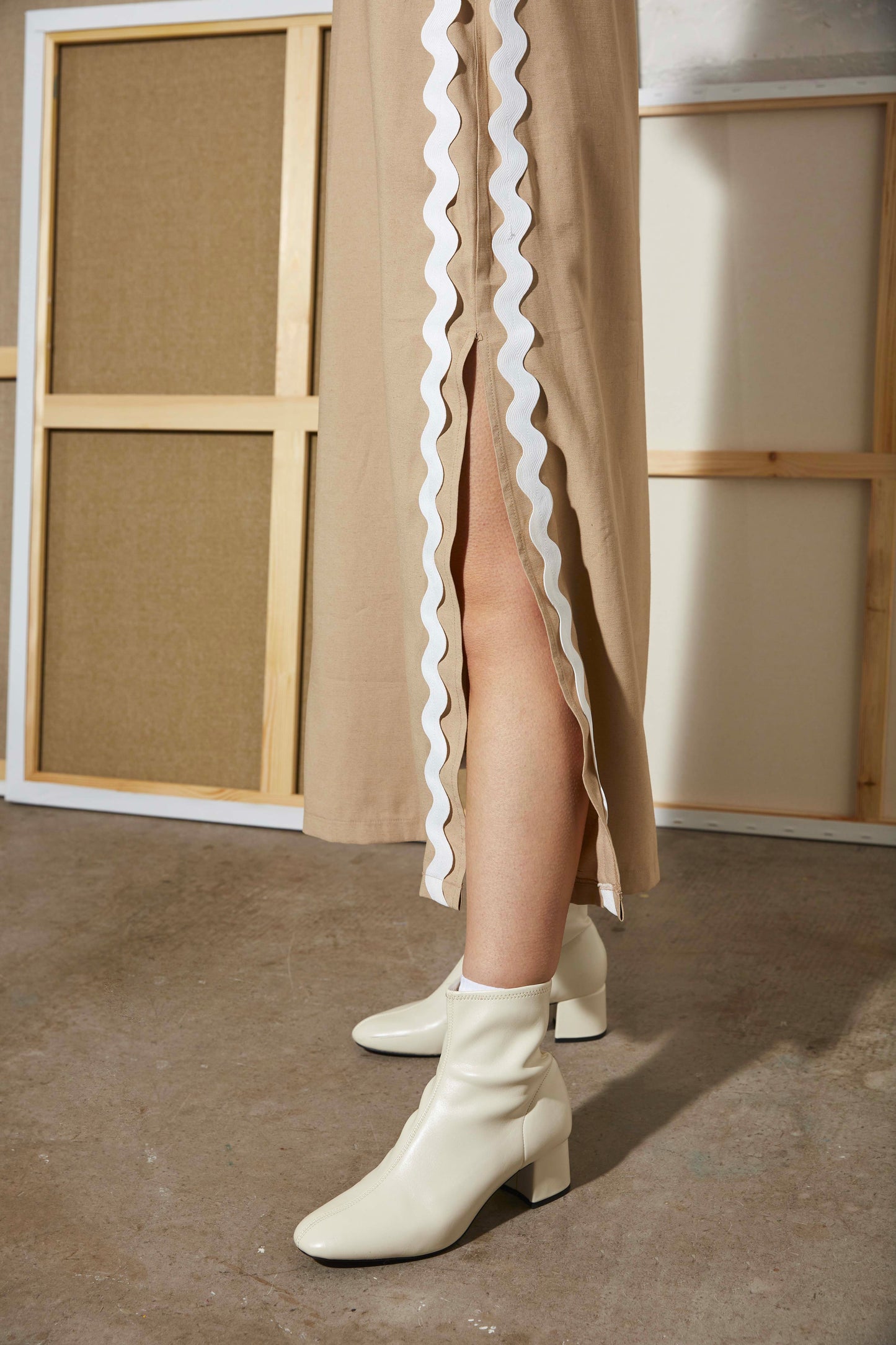 ROBE LONGUE À LISERÉ ONDULÉ