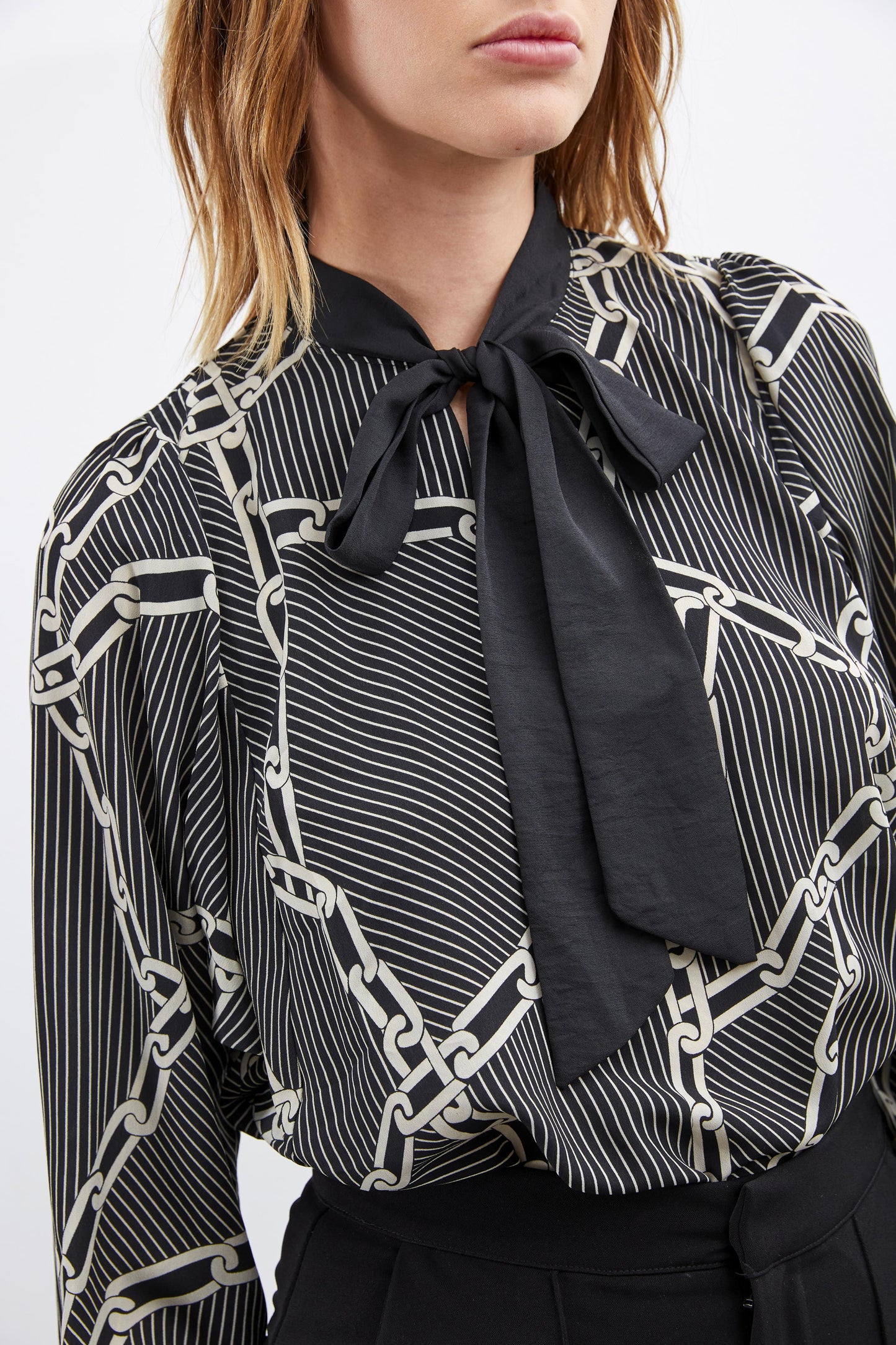 BLOUSE LAVALLIÈRE IMPRIMÉ CHAÎNES