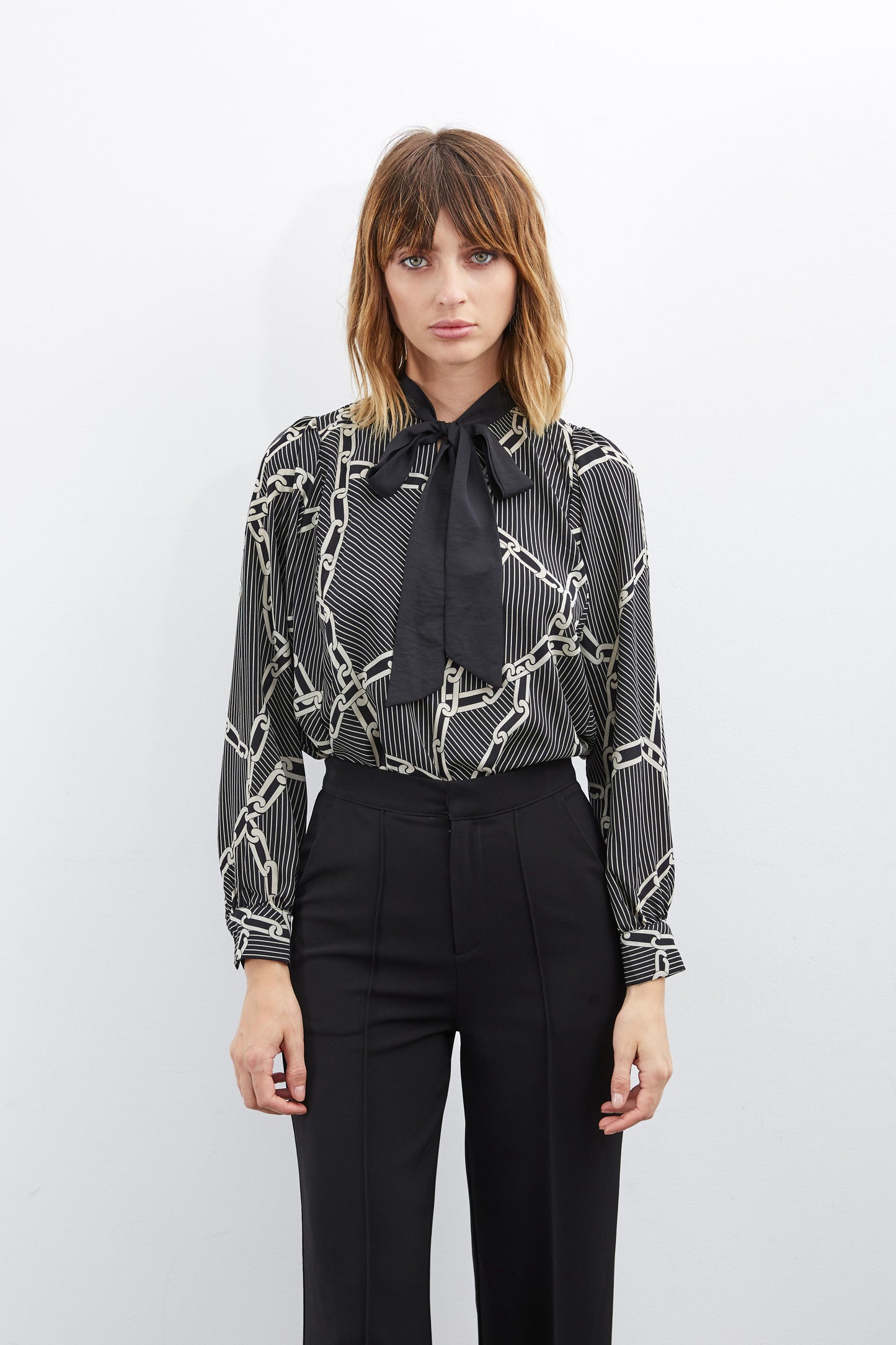 BLOUSE LAVALLIÈRE IMPRIMÉ CHAÎNES