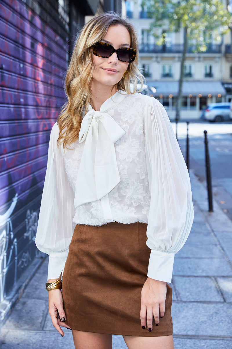 CHEMISE PLUMEUSE À COL LAVALLIÈRE