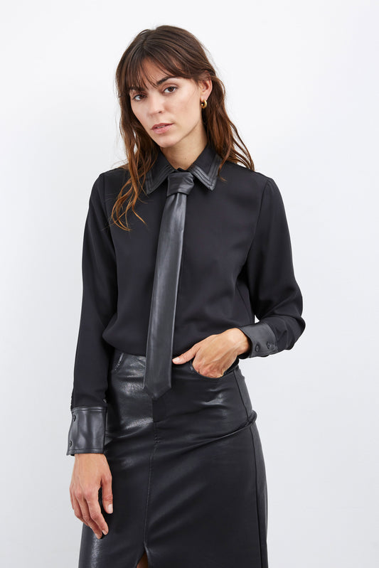 CHEMISE EN SIMILI CUIR À CRAVATE