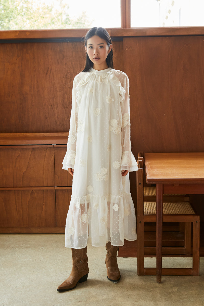 ROBE À VOLANTS ET FLEURS