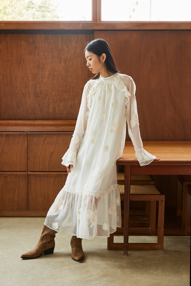 ROBE À VOLANTS ET FLEURS