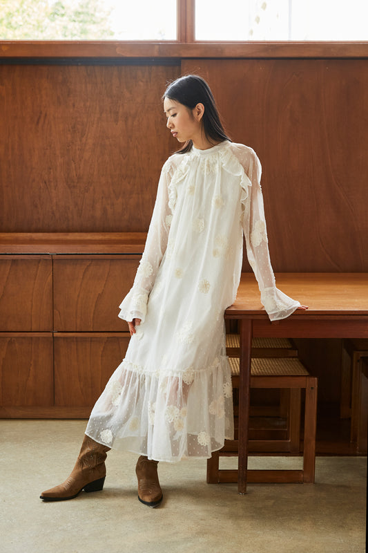 ROBE À VOLANTS ET FLEURS