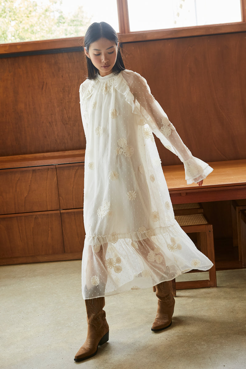 ROBE À VOLANTS ET FLEURS