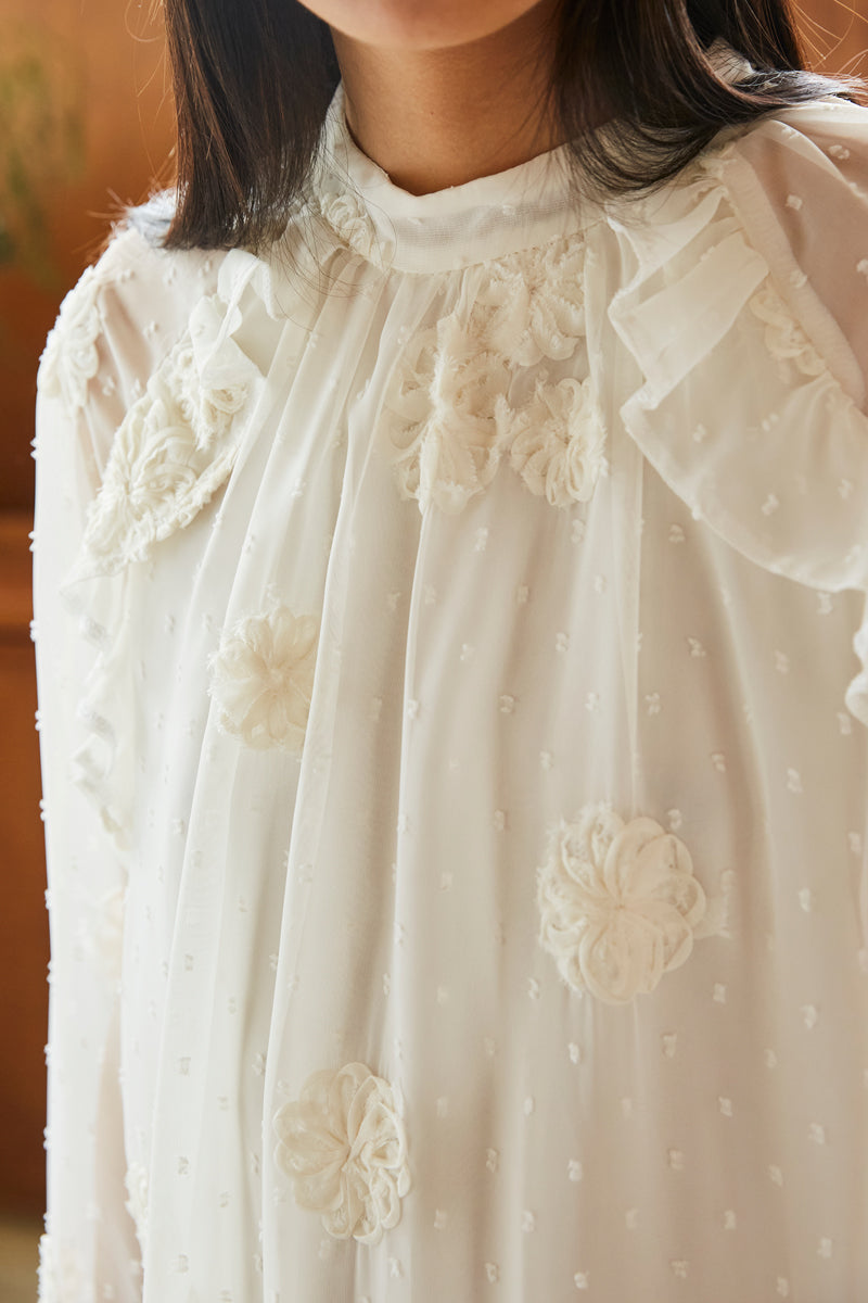 ROBE À VOLANTS ET FLEURS