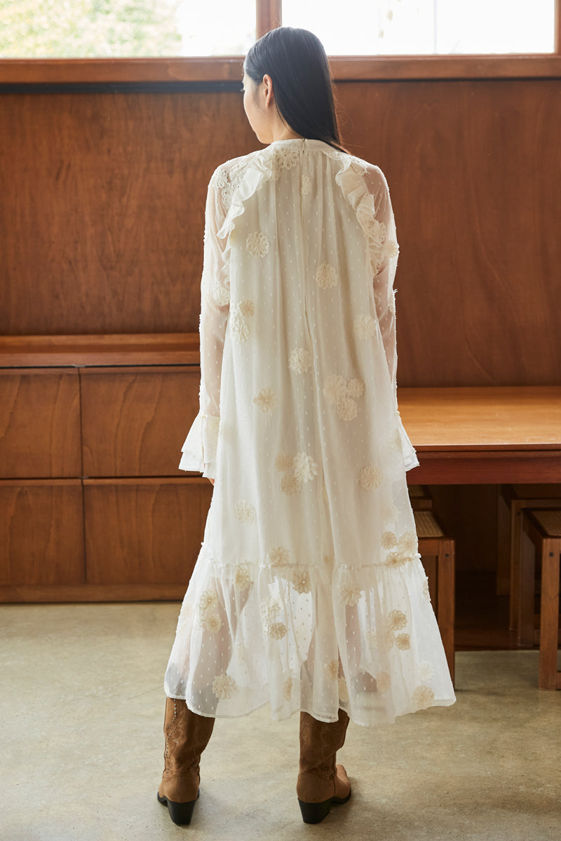 ROBE À VOLANTS ET FLEURS