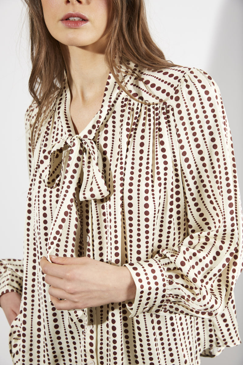 CHEMISE LAVALLIERE À PETITS POIS