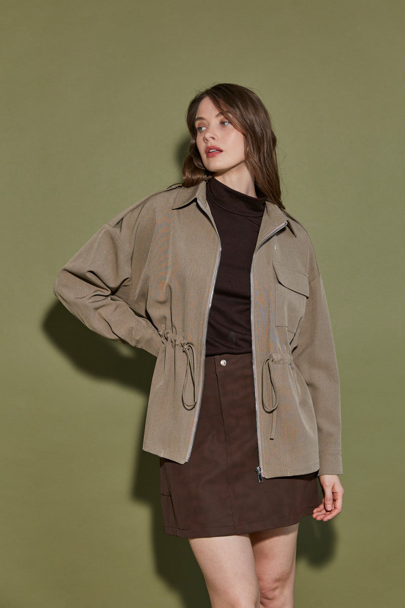 VESTE À POCHES ET PATTE D'ÉPAULETTES